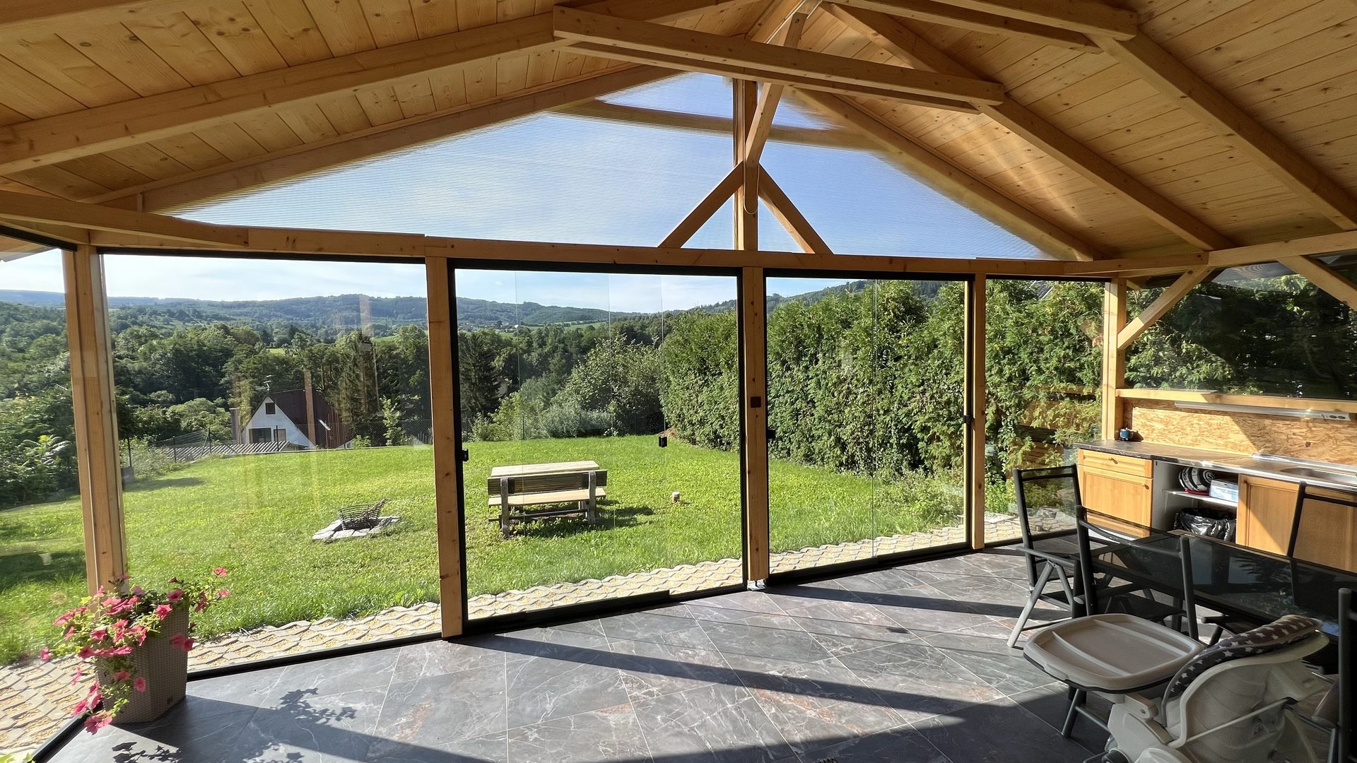 Prosklená pergola s posezením a panoramatickým výhledem